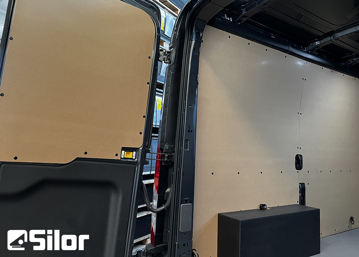 Interni del furgone con pannelli di legno.