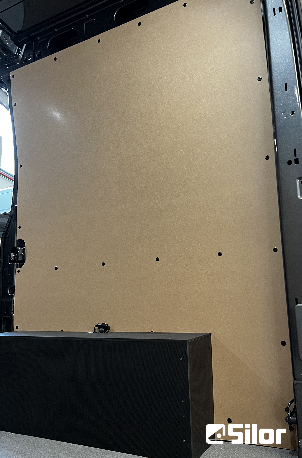 Interni di un furgone commerciale rivestito.