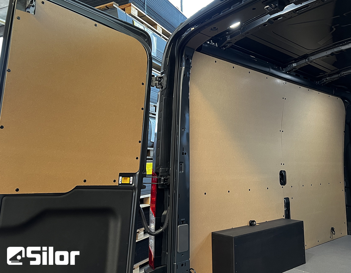 Rivestimento interno in legno per furgoni. Ideale per isolare e proteggere il veicolo.