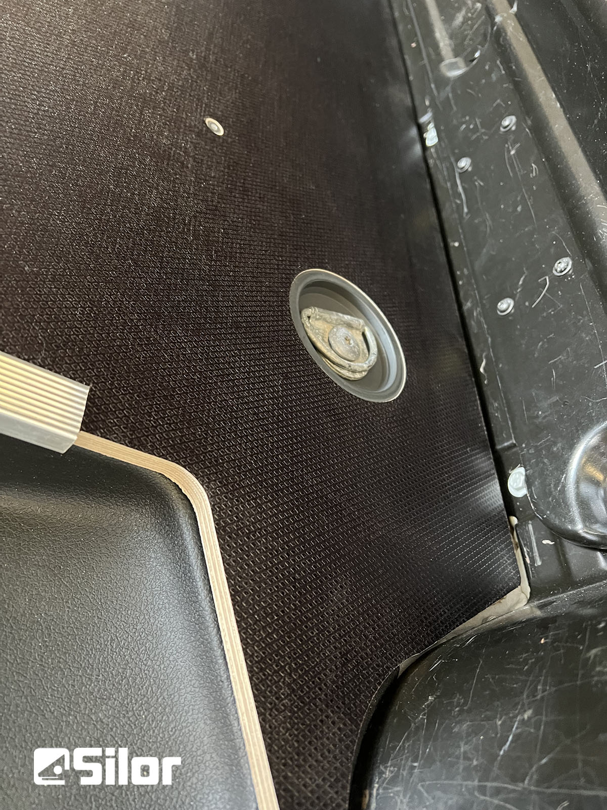 Pavimento nero con gancio in metallo.