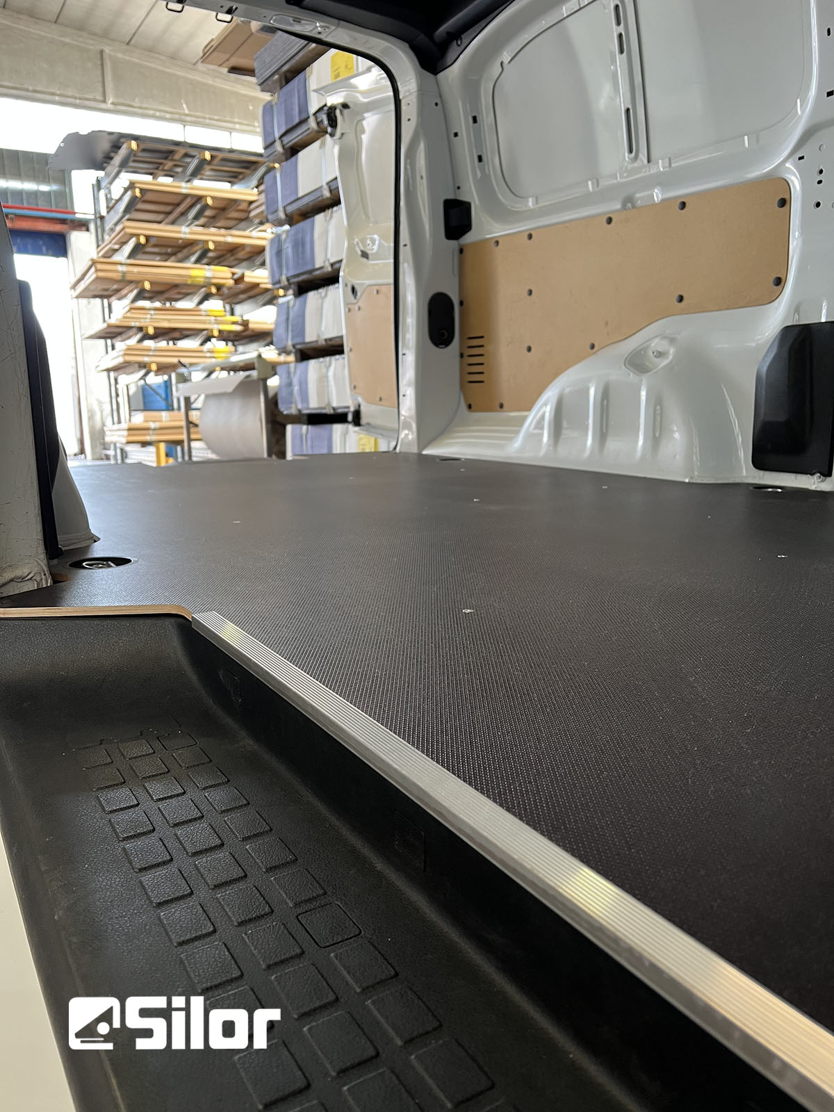 Interni di un furgone bianco con rivestimento Silor.