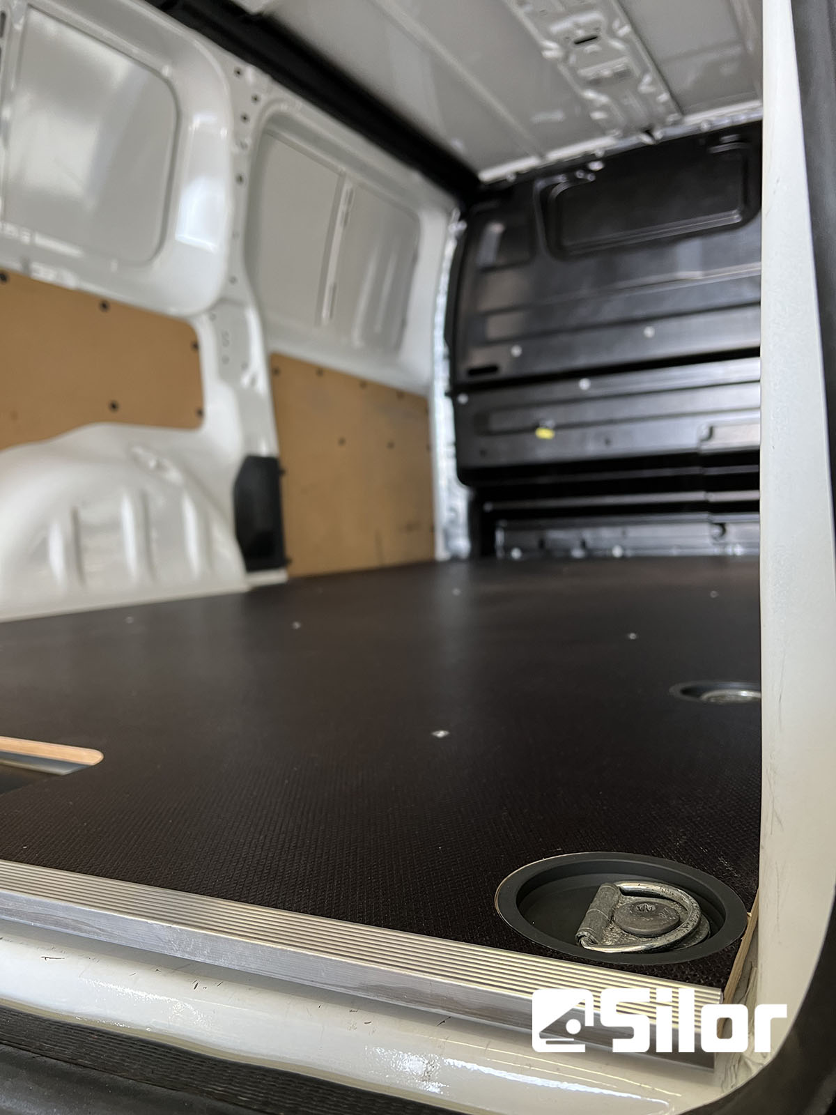 Interno di un furgone cargo vuoto.