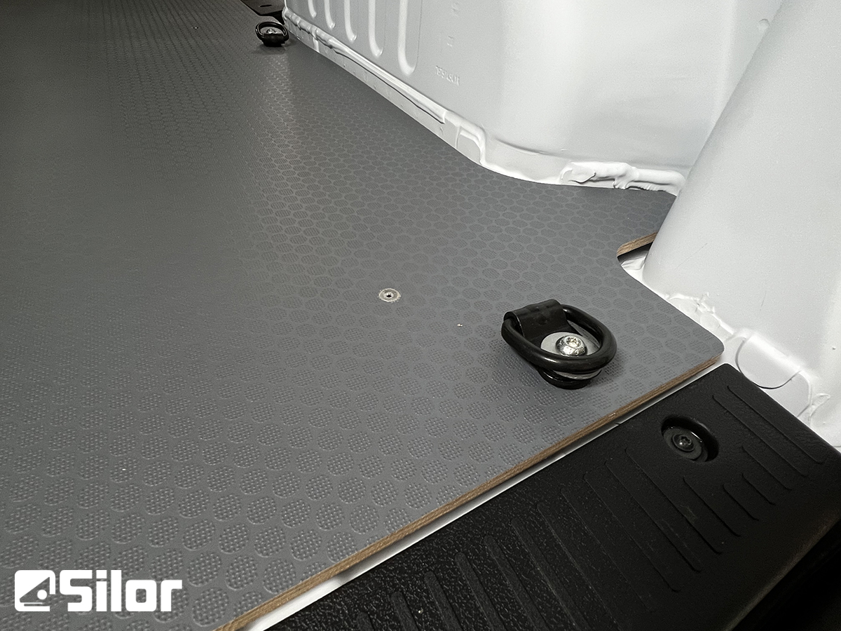 Pavimento per furgoni Silor con rivestimento antiscivolo e anelli di ancoraggio integrati.