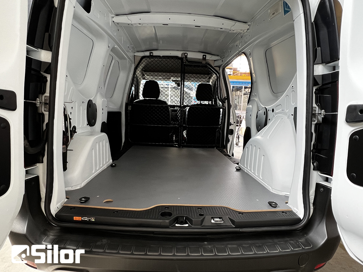 Interno di un furgone con porte posteriori aperte.