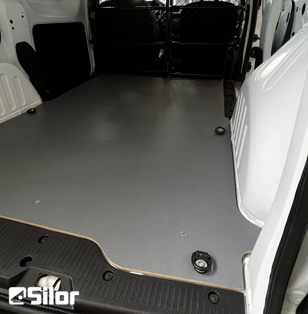 Interno furgone con pianale di carico grigio.