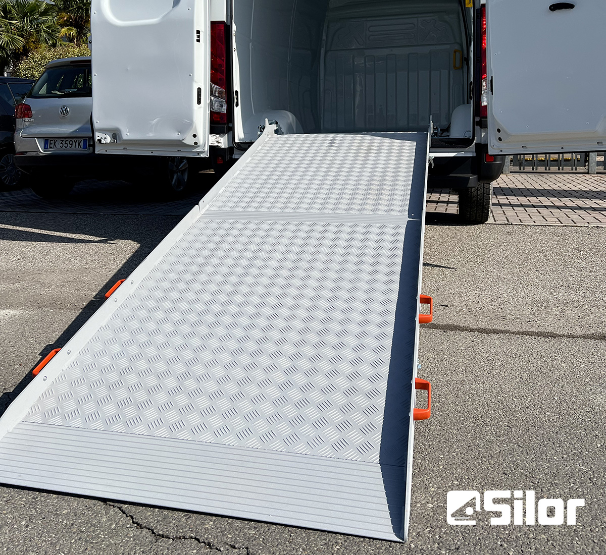 Rampa di carico in alluminio per furgoni e veicoli commerciali. Soluzione pratica e sicura per il trasporto di merci.