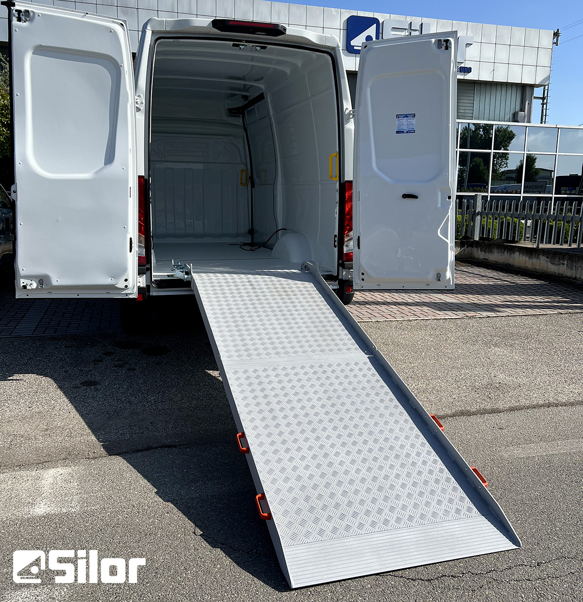 Rampa retrattile per furgoni. Ideale per il carico e lo scarico di merci in modo sicuro e agevole. Scopri di più su silor.it!