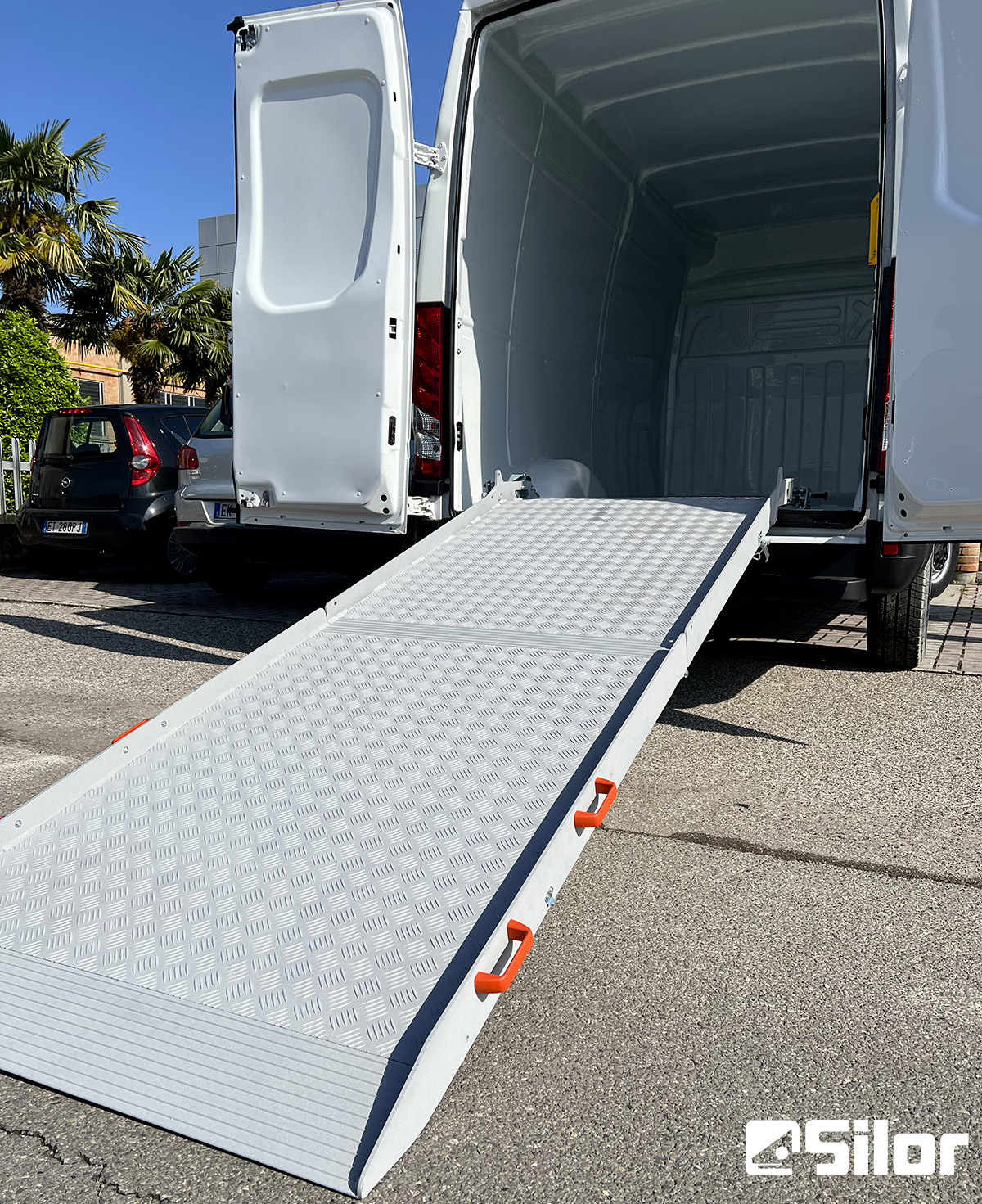 Rampa di carico Silor per furgoni commerciali. Facile accesso per merci e attrezzature.