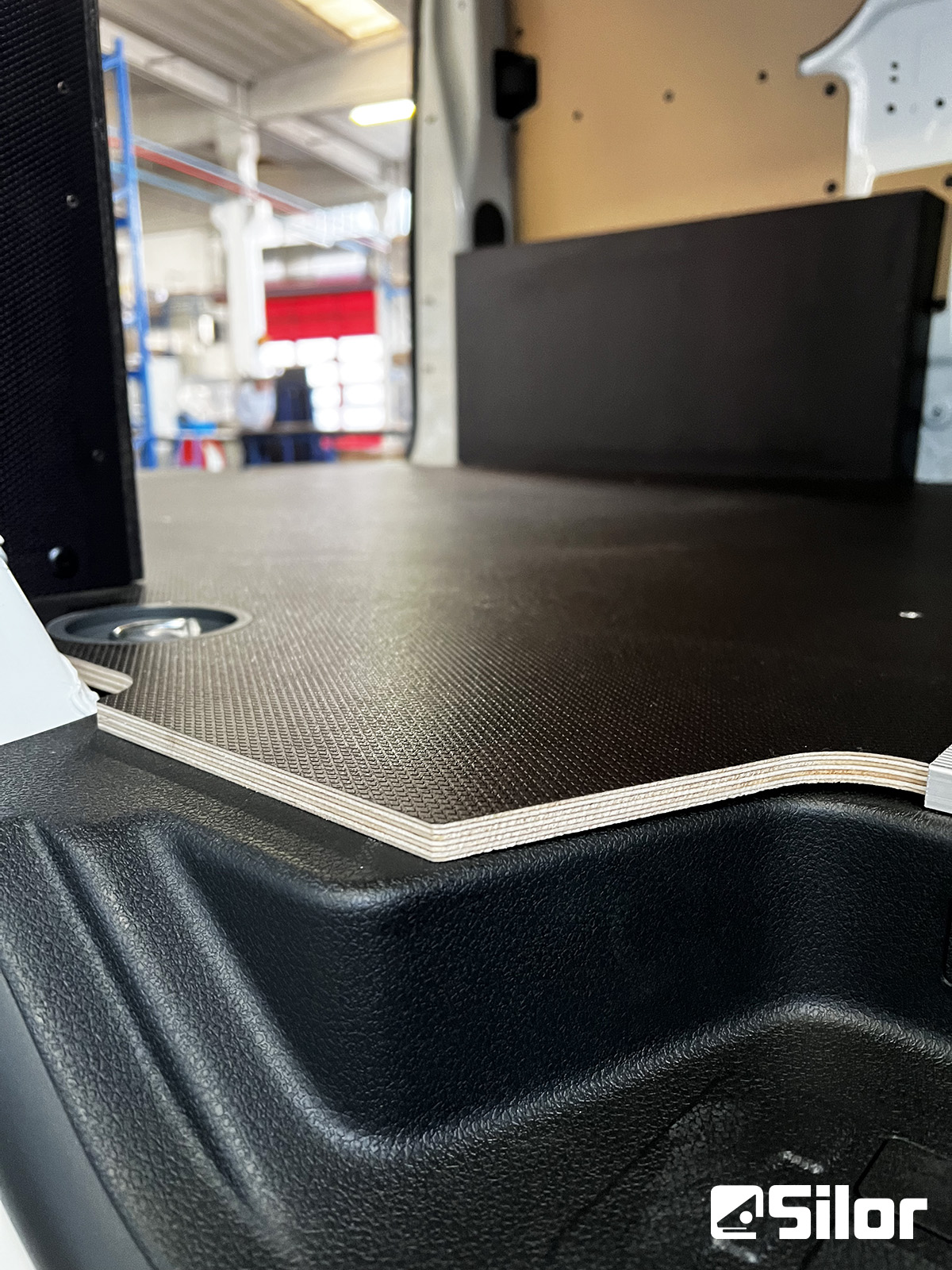 Pavimento in legno installato in un furgone.