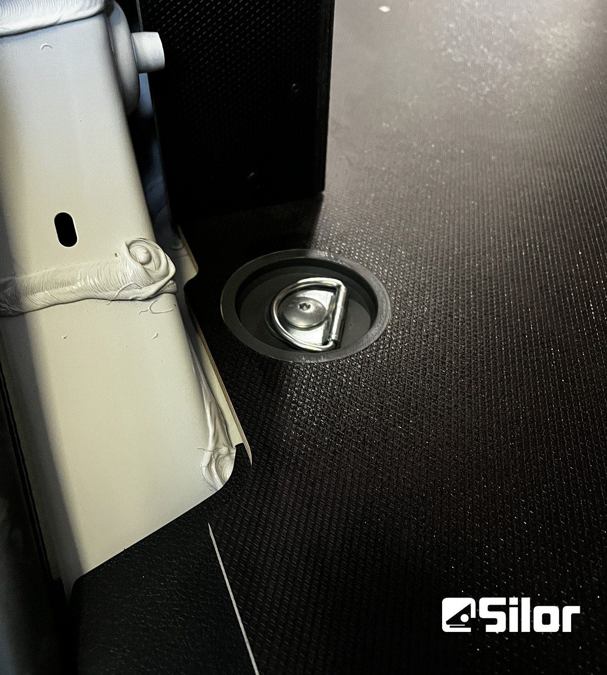 Fissare in sicurezza il carico con le cinghie.