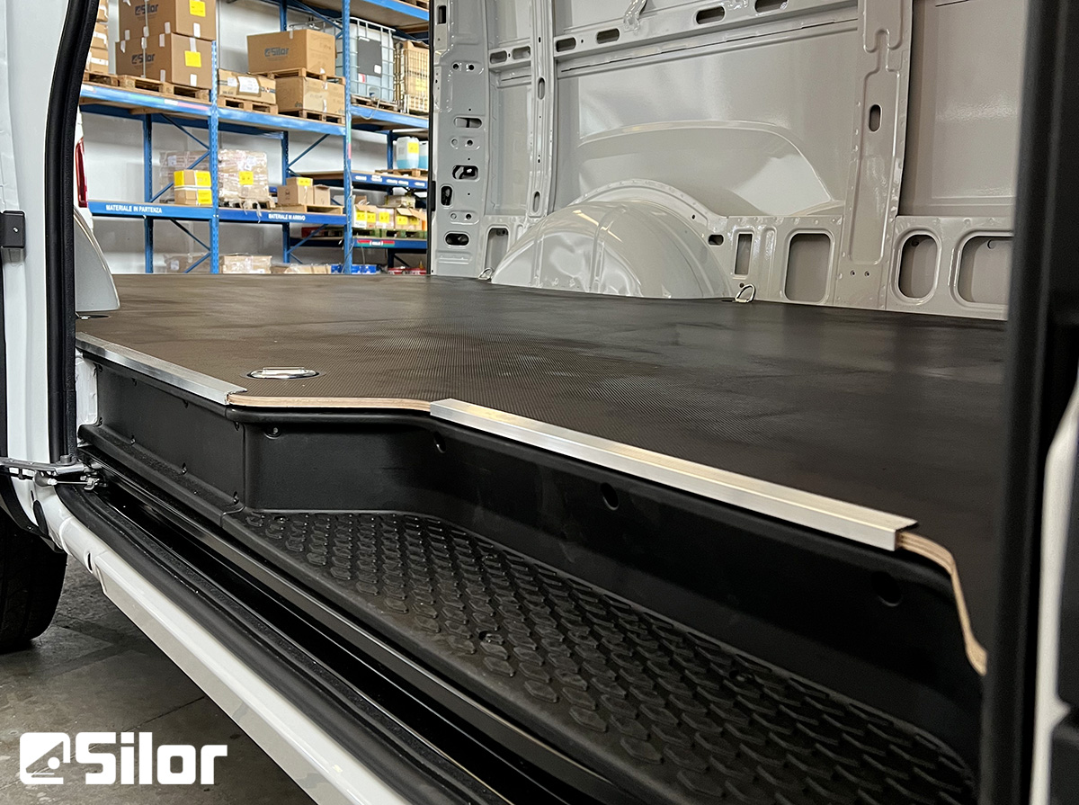 Pavimenti e rivestimenti per furgoni su misura.
