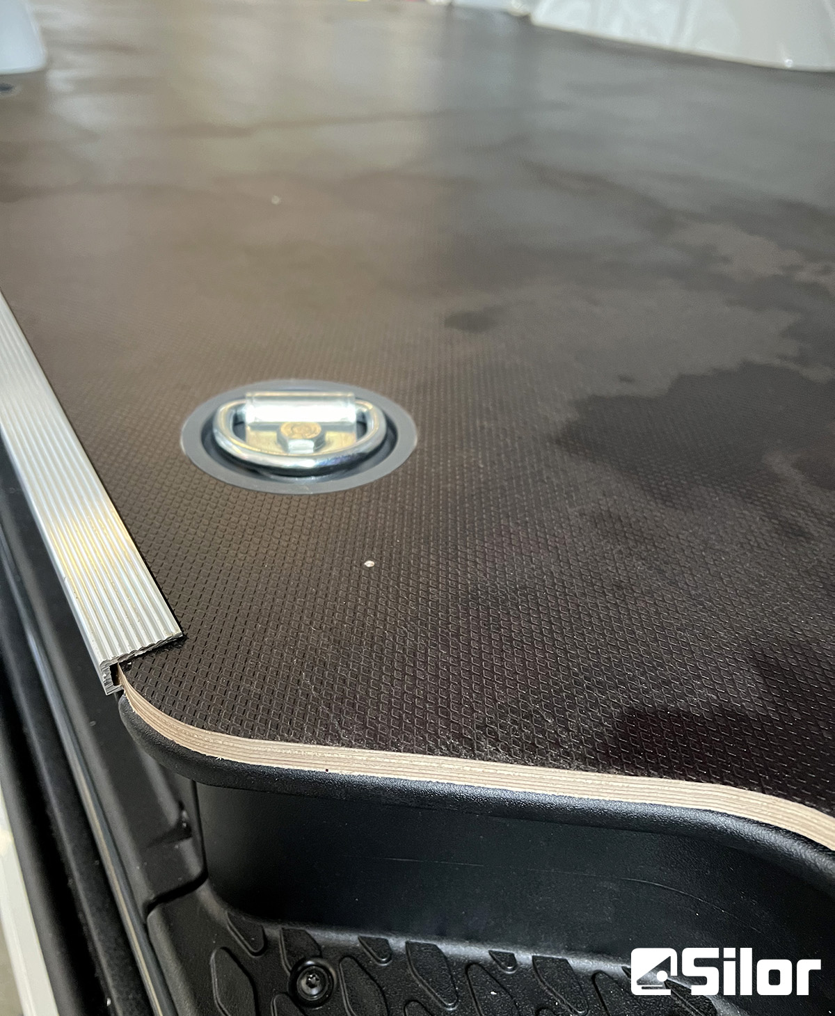 Gancio di fissaggio su pannello in legno di furgone.