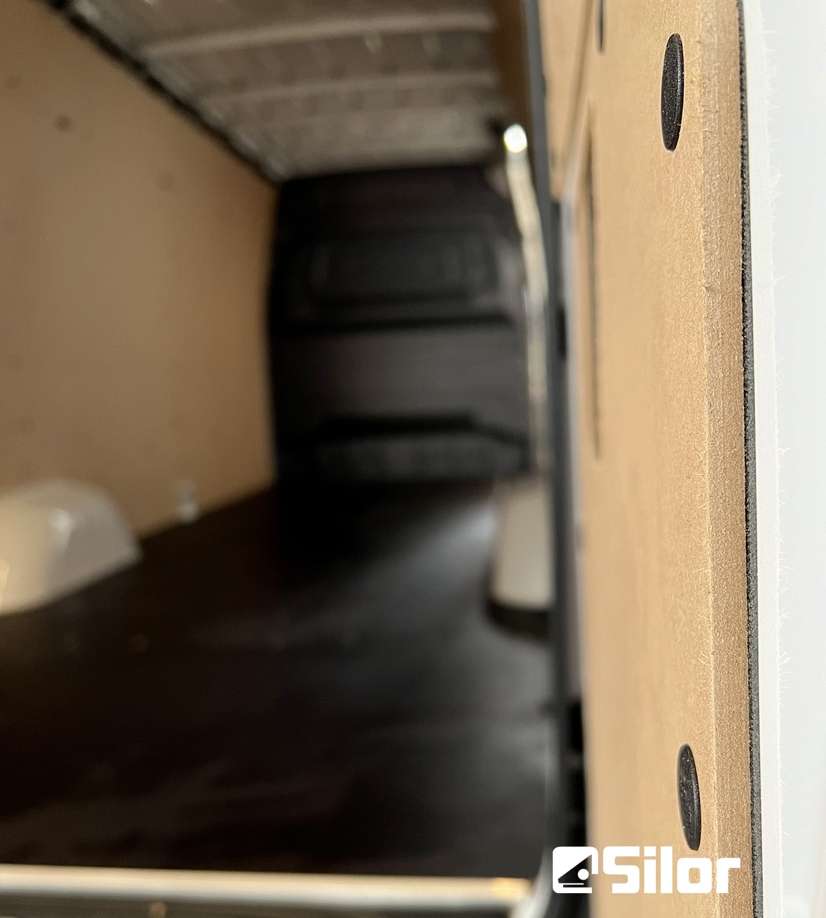 Interni di un furgone rivestiti in legno.