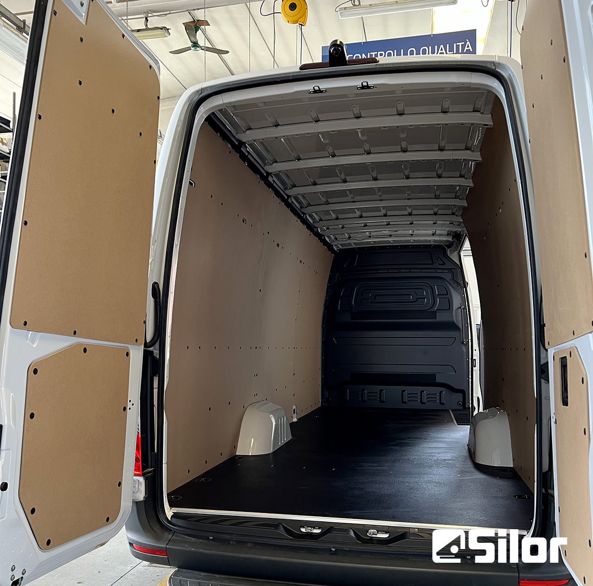 Interni furgone con pannelli protettivi. Trasforma il tuo veicolo commerciale con Silor.