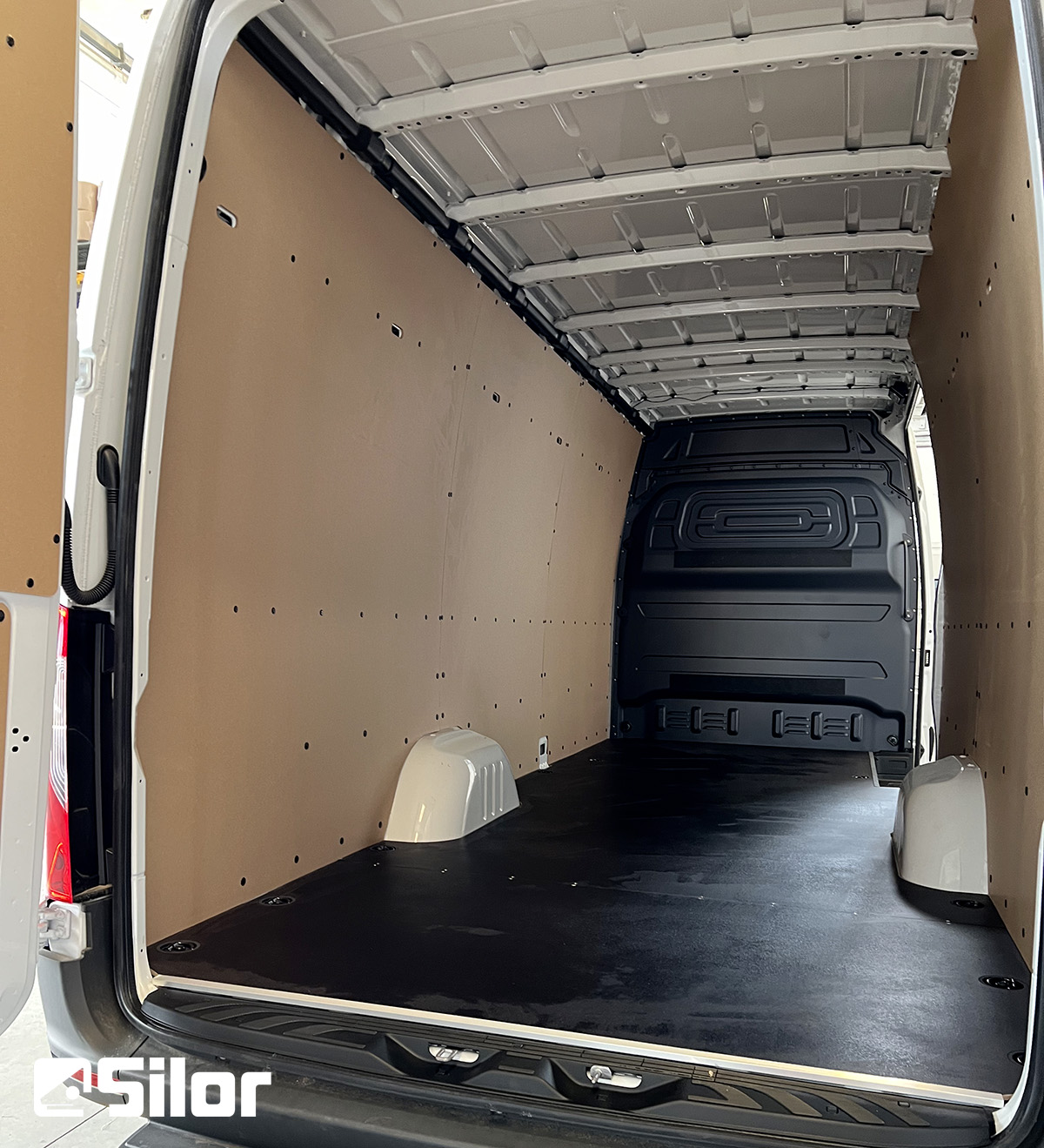 Interni furgone: rivestimento protettivo delle pareti e del pianale.