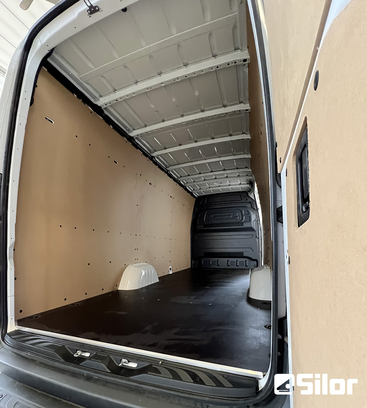 Interni di furgone commerciale allestiti.