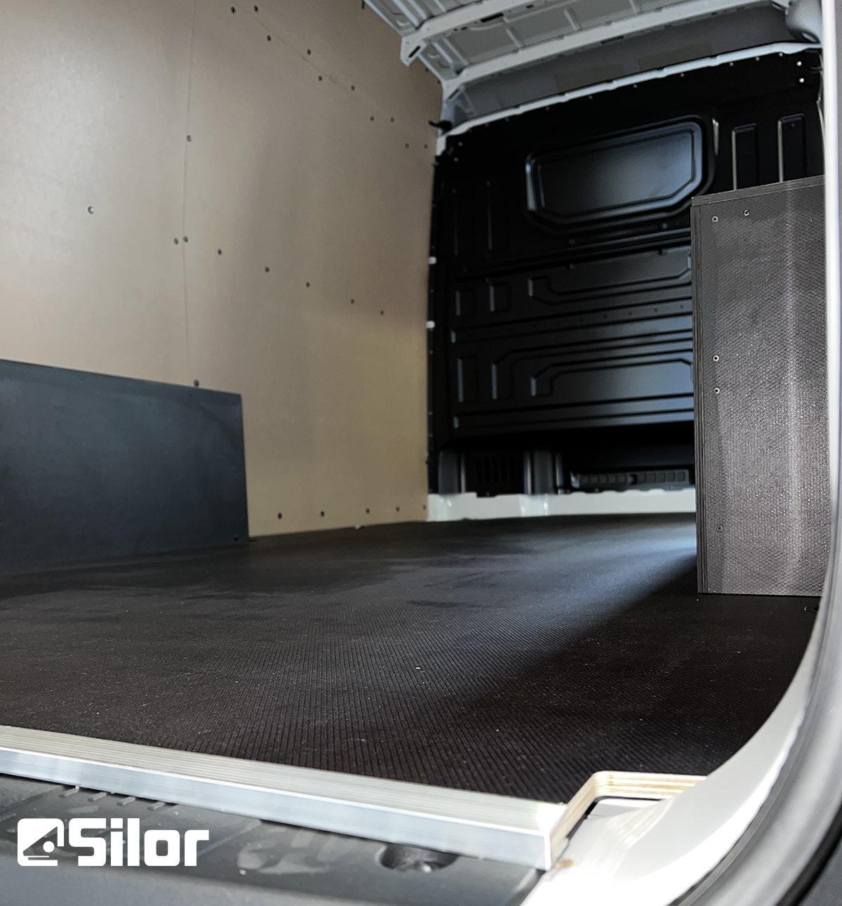 Interni di un furgone da carico rivestito. Pavimento in gomma. Pannelli laterali in legno.