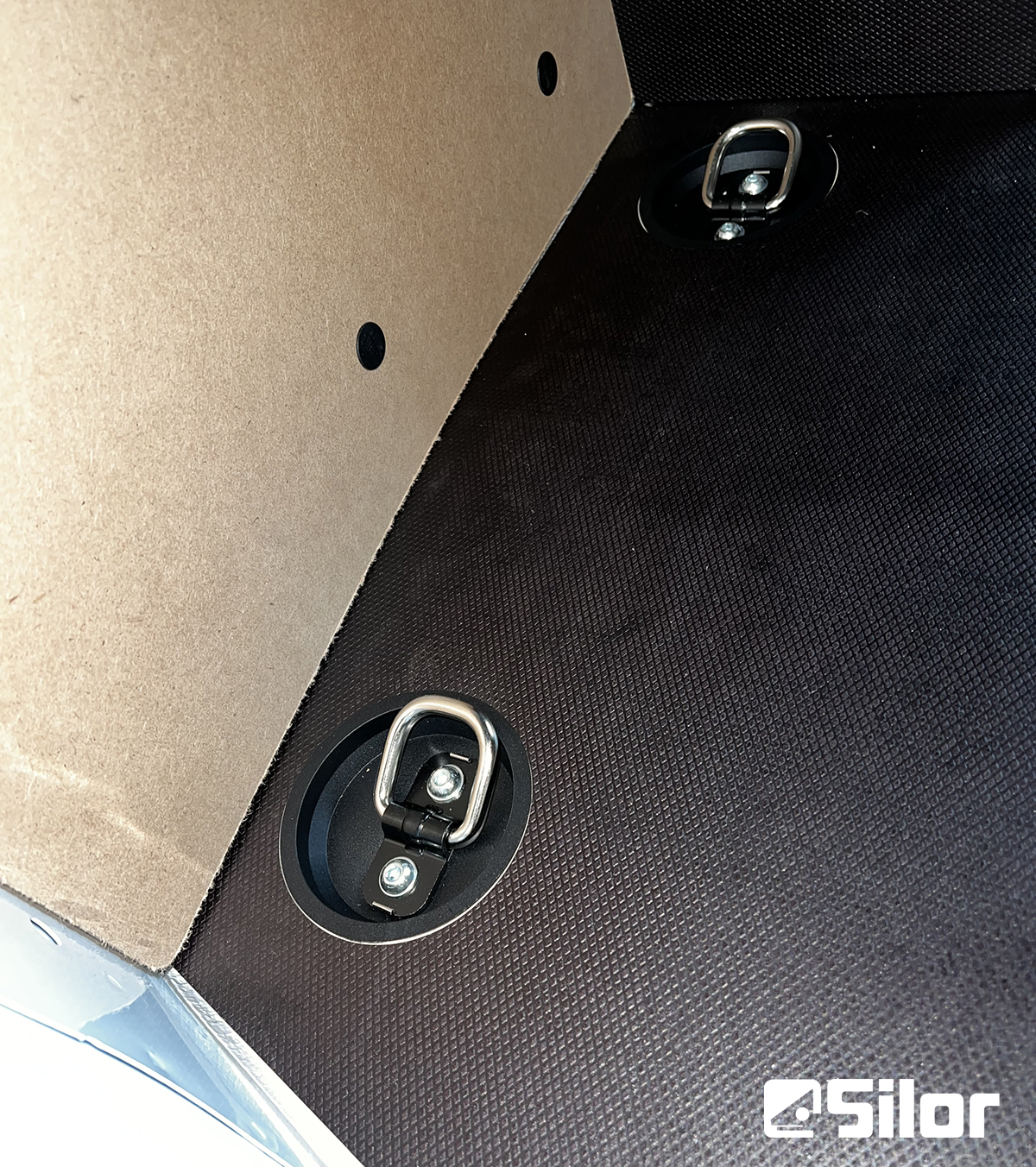 Dettaglio interno di un furgone Silor con anelli di ancoraggio e rivestimento in legno.