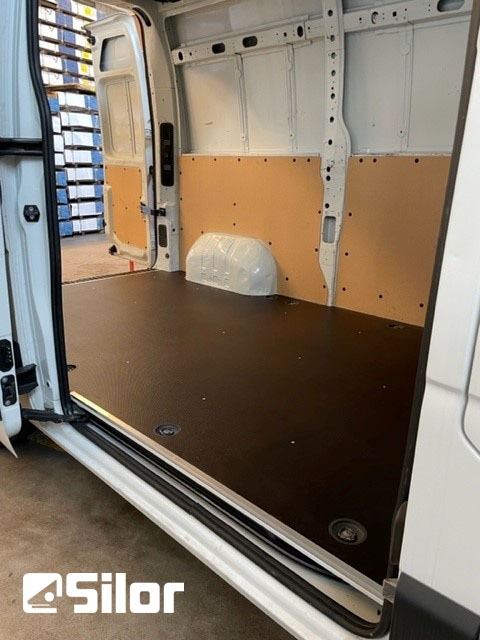 Interni di un furgone con rivestimenti in legno.