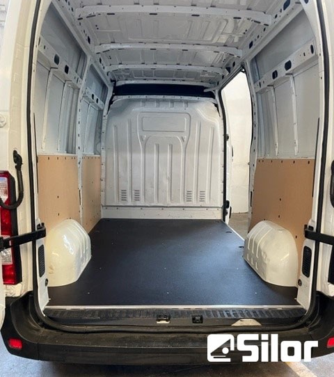 Interni di un furgone bianco con pavimento nero.