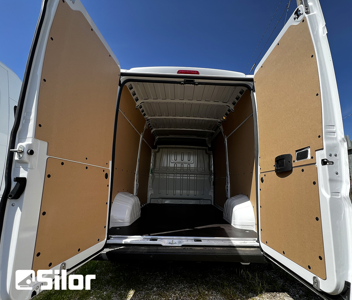 Interni di un furgone bianco.