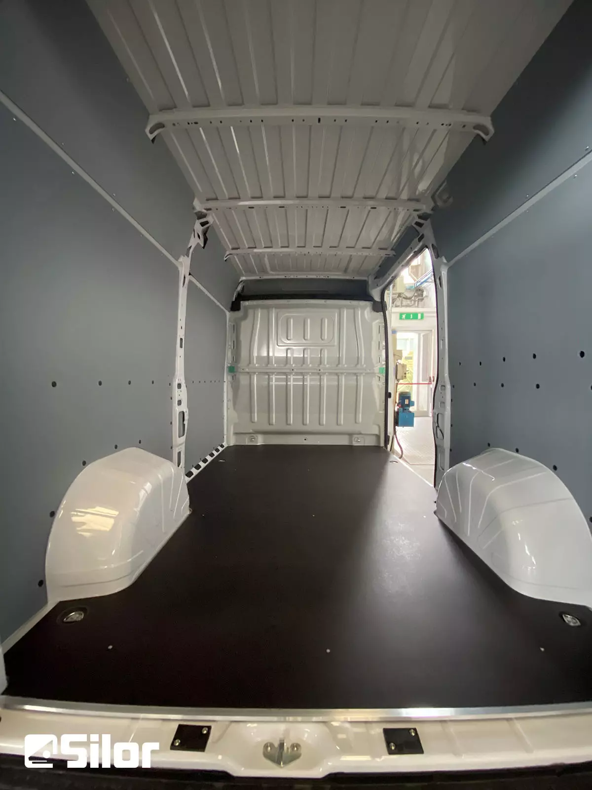 Interni di un furgone bianco.