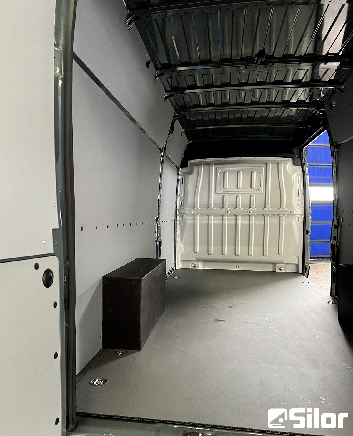 Interno spazioso di un furgone commerciale pronto per il carico.