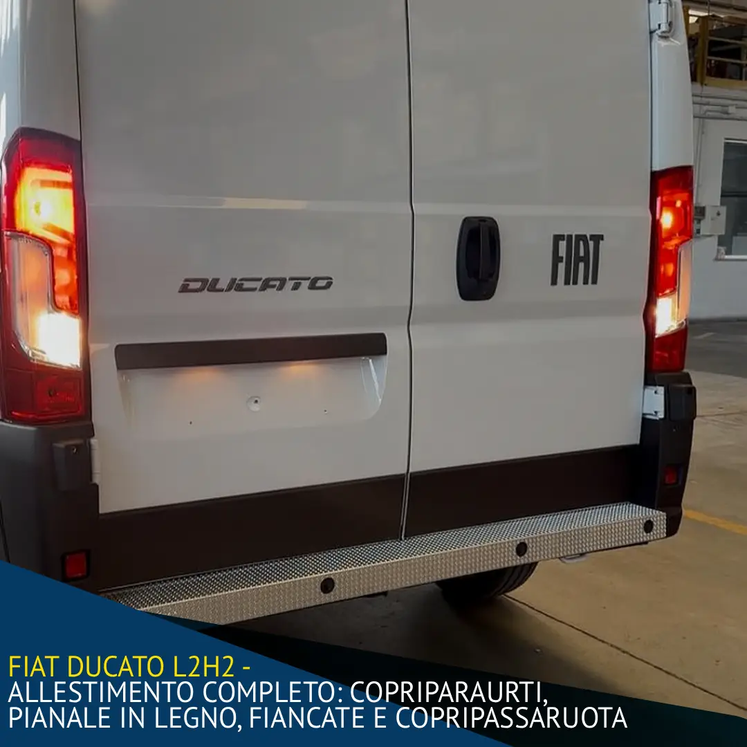 Vista posteriore di un furgone Fiat Ducato bianco.