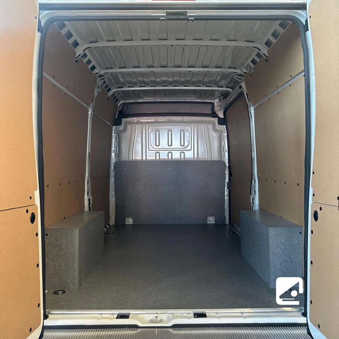 Interno di un furgone bianco vuoto.