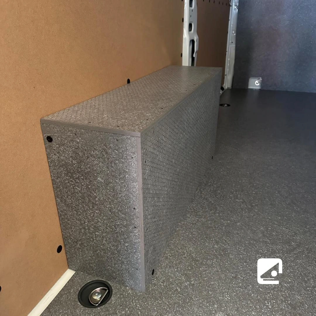 Costruzione di mobili su misura per il furgone.