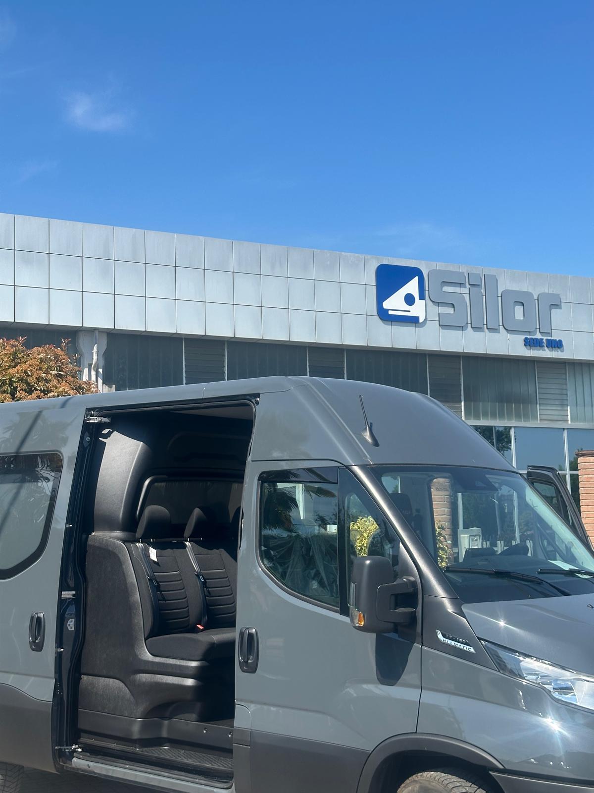 Il nostro nuovo Iveco Daily, pronto per i viaggi dalla sede Silor. Comfort e affidabilità garantiti!