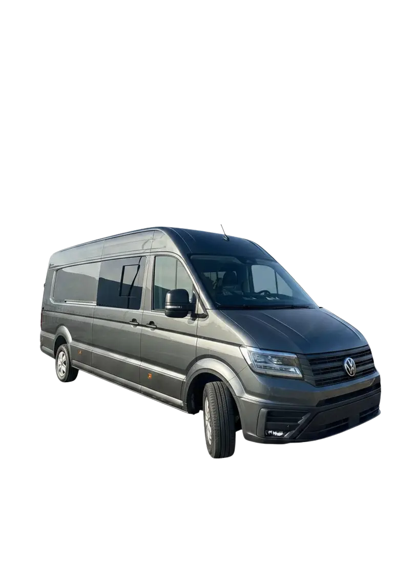 Furgone Volkswagen grigio parcheggiato all'aperto sotto un cielo azzurro e sereno.