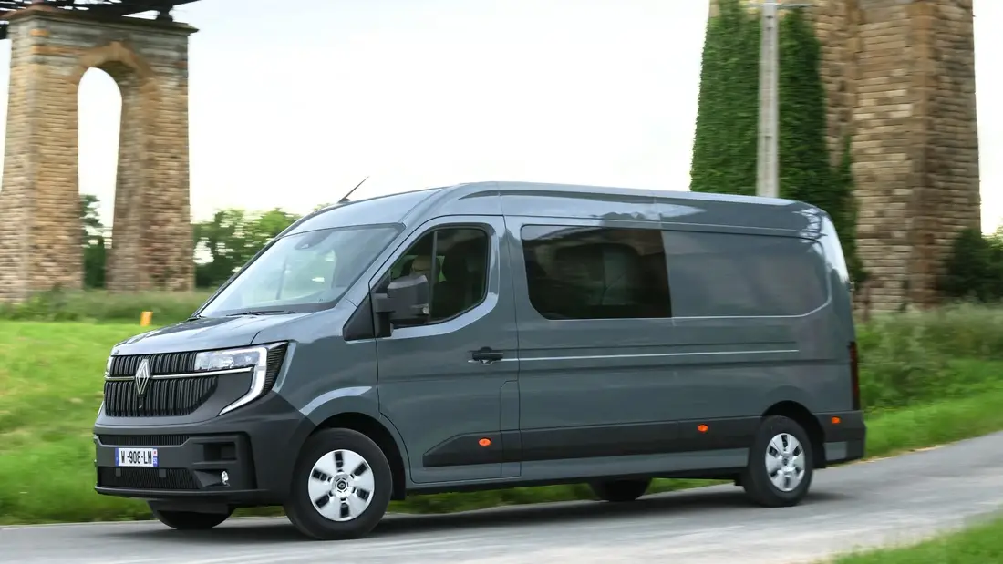 Un Renault Master grigio in azione, con pilastri in pietra sullo sfondo.