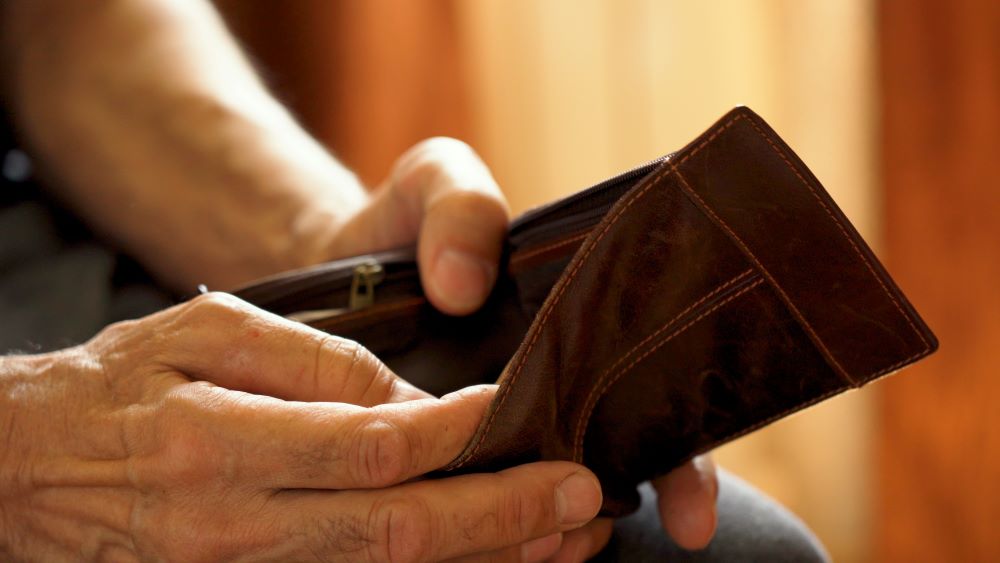 ชายหนุ่มมีคู่เลขหนี้สินในเบอร์โทรศัพท์จนมีปัญหาการเงิน เปิดกระเป๋าเงินแล้วว่างเปล่า