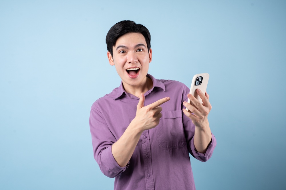 ผู้หญิงที่มีความสุข ได้เบอร์มงคลมาใช้ และต้องแจ้งเปลี่ยนเบอร์กับบริการต่าง ๆ