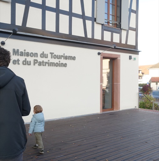 Identification du bâtiment : enseigne sur la façade