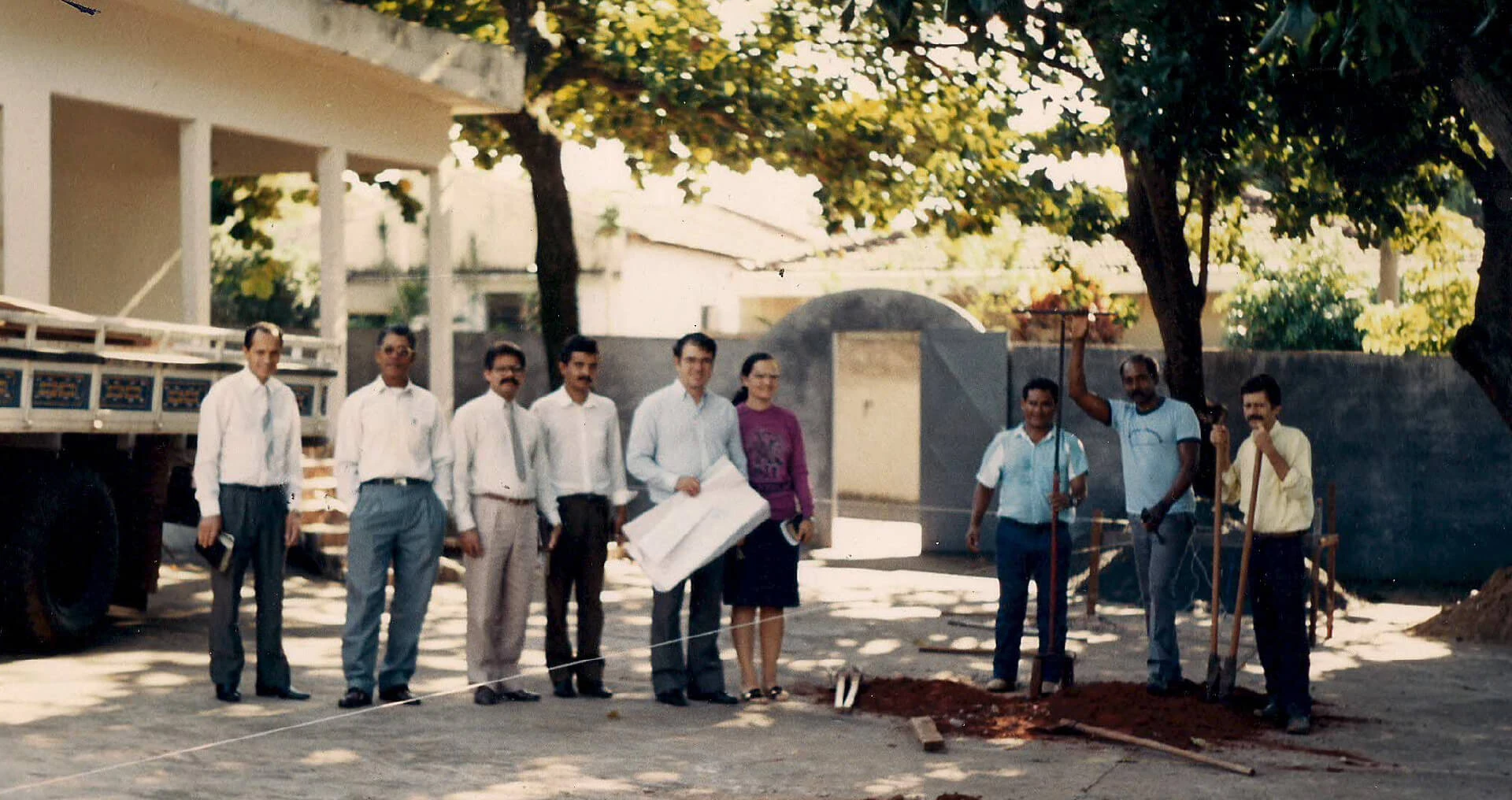 Obreiros com a alegria da primeira pedra fundamental