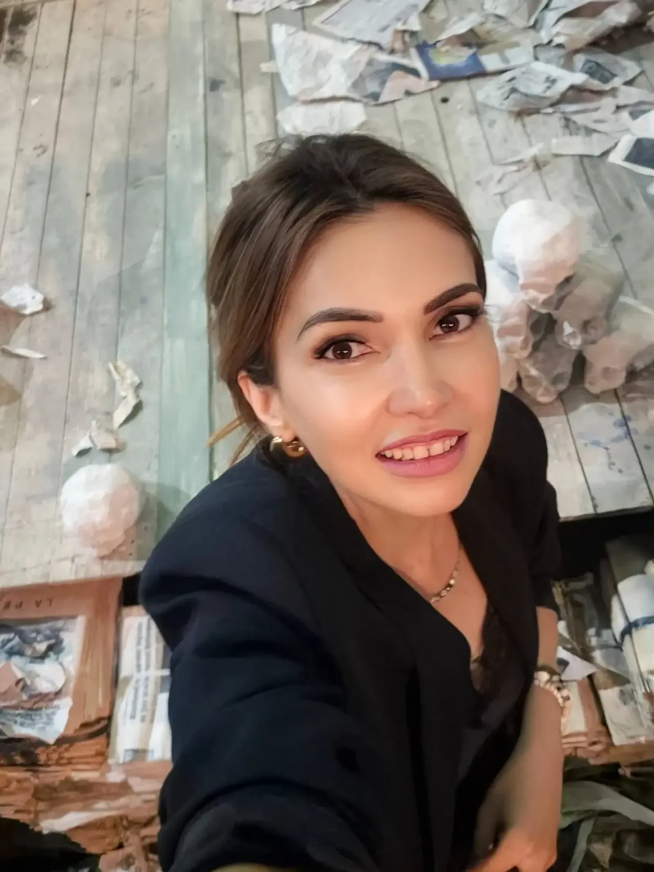 Ar putea fi un selfie cu ziar şi text.