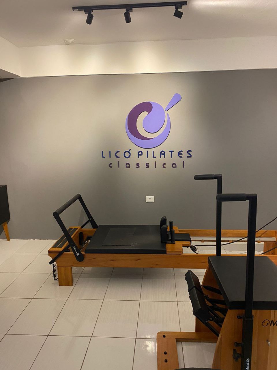 Ambiente empresarial valorizado por um letreiro profissional