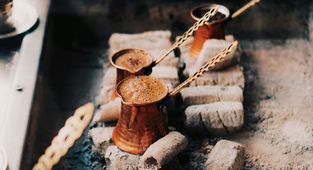 Café turco: o que é e como preparar essa tradição centenária?