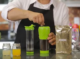 Preparando um café gelado e saborizado