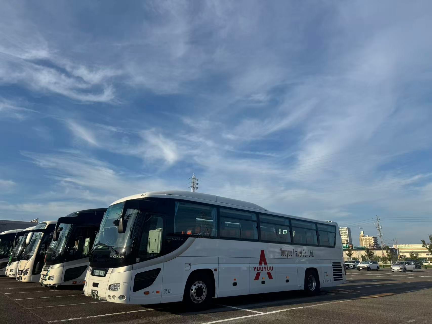 悠々旅のブランドマークを配した観光バス。 悠々旅のブランドマークを配した観光バス。