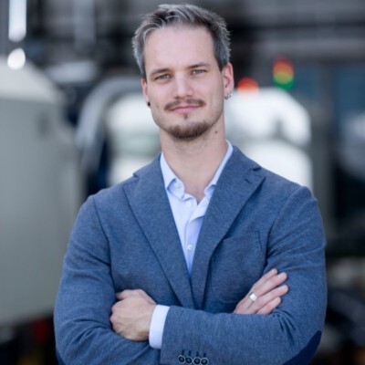 Uomo d'affari sicuro di sé in giacca.