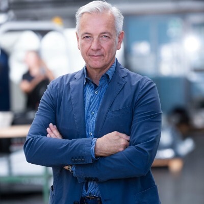 Uomo d'affari fiducioso con le braccia incrociate.