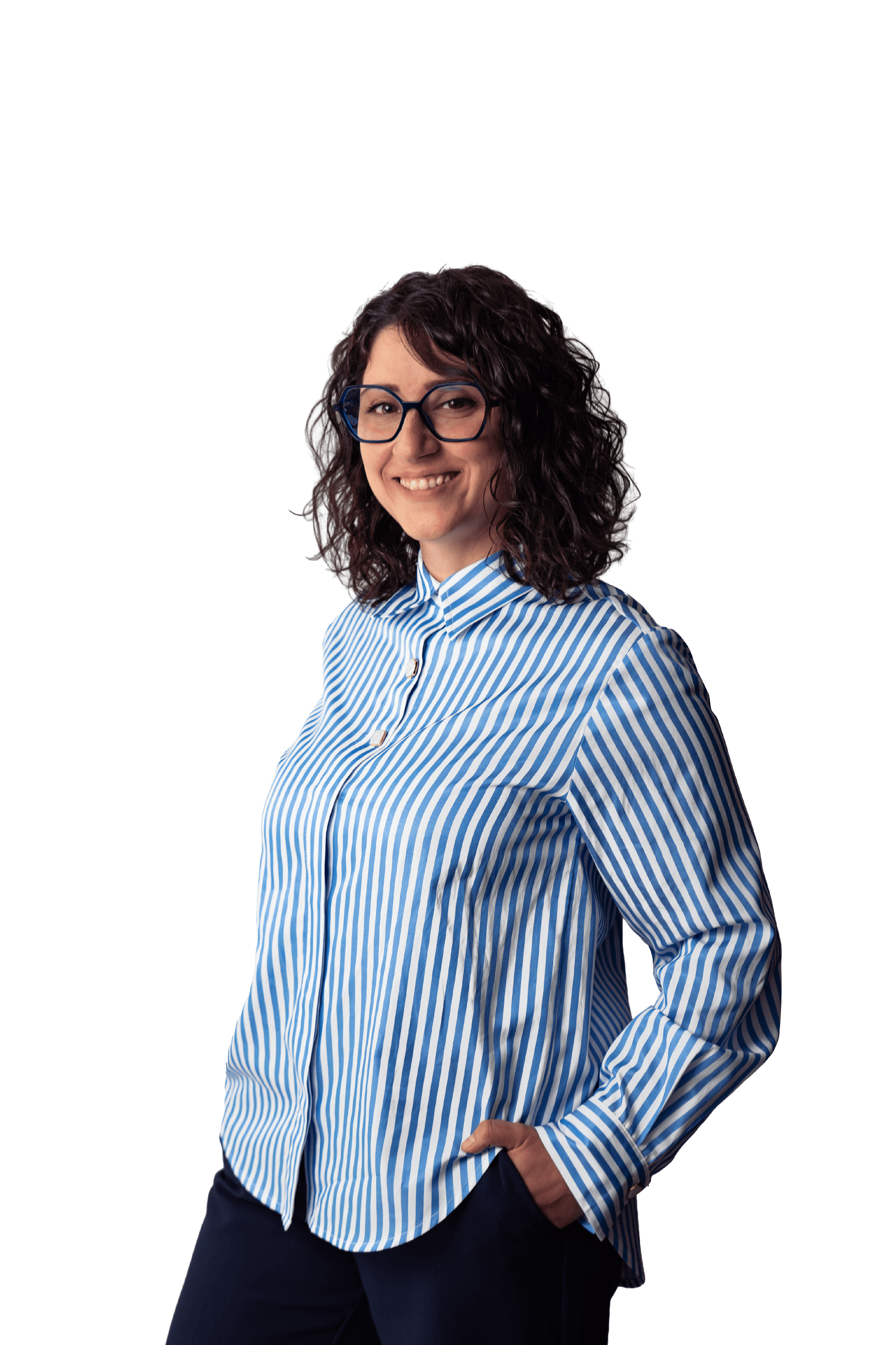 Donna sorridente in una camicia a righe blu e bianca e occhiali.