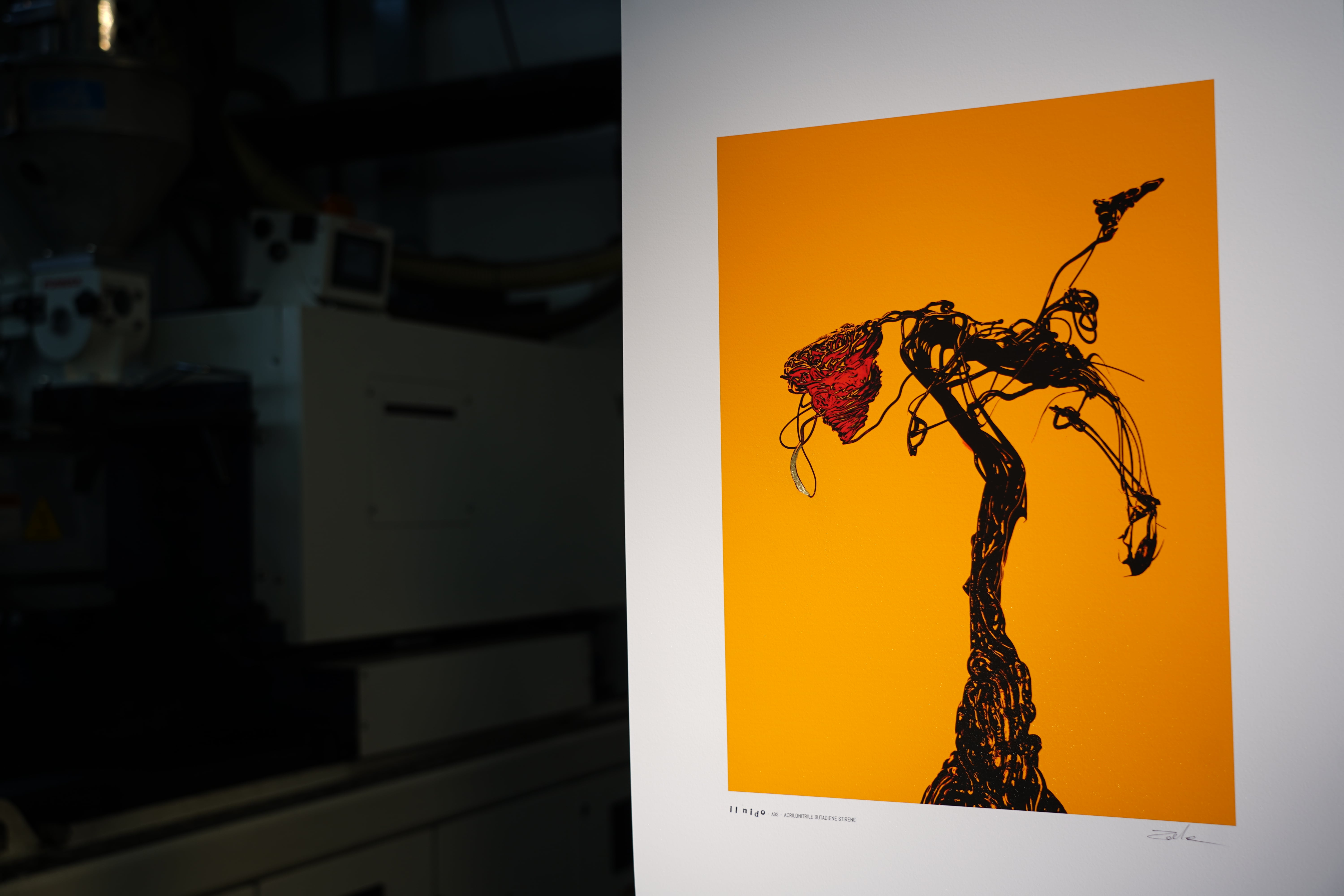 Opera d'arte con sfondo arancione e un design nero e rosso a forma di albero.