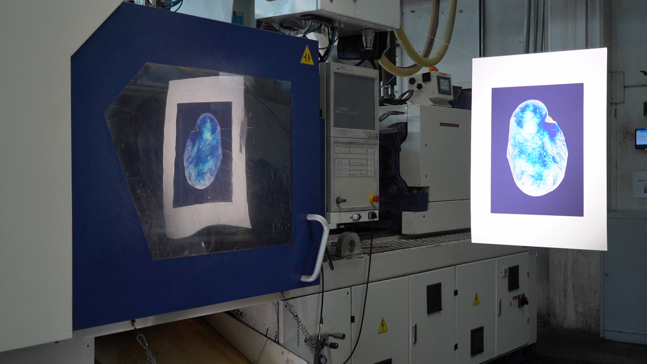 Macchinari industriali con immagini di una forma ovale blu.