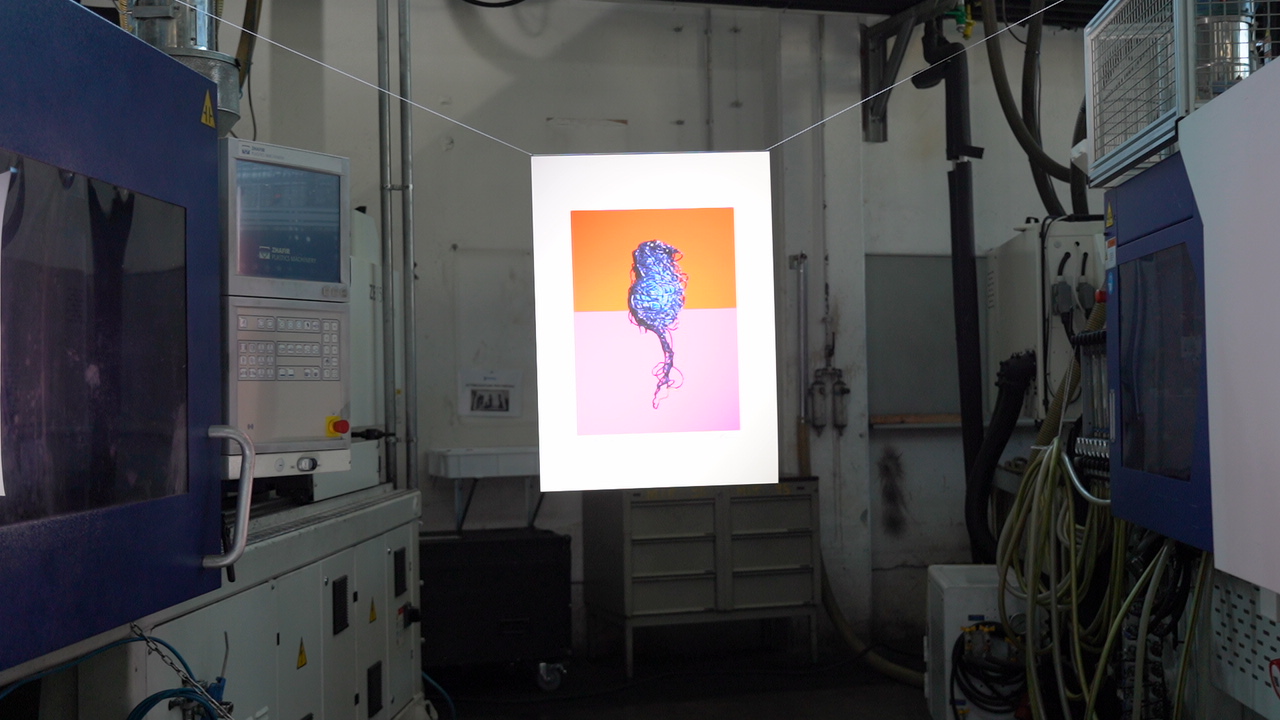 Un'opera d'arte insolita in una fabbrica industriale.