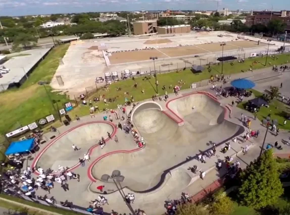 Foto 3 de 3 de Lee and Joe Jamail Skatepark