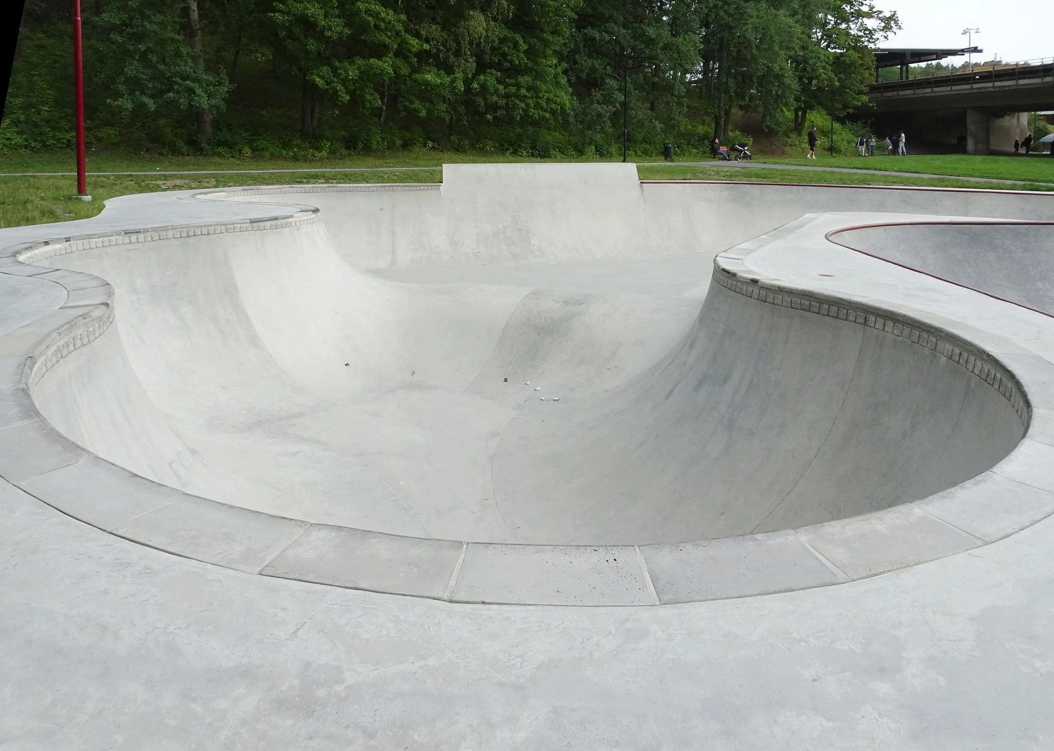 Foto de Vårbyparkens skatepark en Huddinge kommun